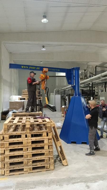 Передвижной консольный кран для объекта в Санкт-Петербурге